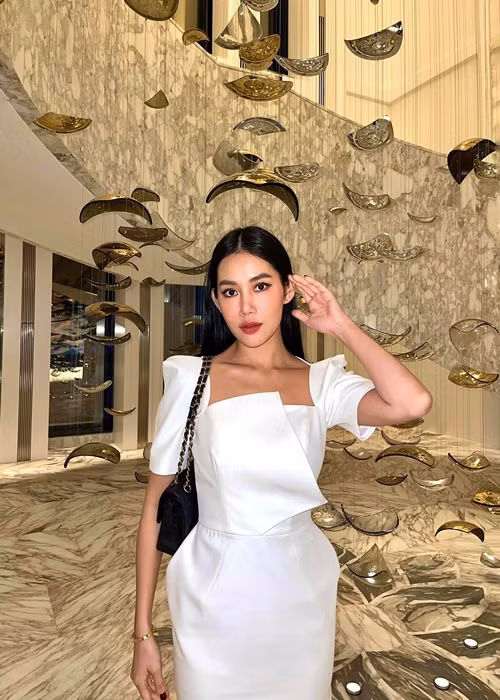 Cô bạn thân của Linh Rin tên thật là Phạm Trà My. Hot girl sinh năm 1990 này từng đóng MV "Cầu vồng khuyết" của Tuấn Hưng, "Anh biết" của Dương Triệu Vũ. Ảnh: FBNV