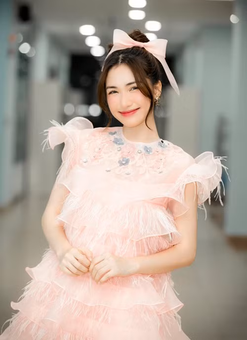 Hòa Minzy nhờ MC Nguyên Khang kêu gọi khán giả đừng đăng các clip liên quan đến quá trình biểu diễn của cô. Tuy nhiên, các video lộ sự cố trang phục của Hòa Minzy vẫn bị rò rỉ. Ảnh: FBNV