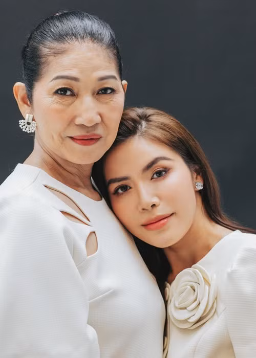 Minh Tú kể trên Dân Trí về sự hy sinh của mẹ ruột: "Mẹ tôi khi đó là công nhân tại một xưởng may mặc. Mẹ đi từ tờ mờ sáng, tới giờ tan ca bà lại tiếp tục làm thêm một công việc khác để kiếm tiền trang trải cuộc sống. Lương tháng tằn tiện, mẹ tích góp dành hết cho con cái được học hành đến nơi đến chốn", cô kể. Ảnh: FBNV