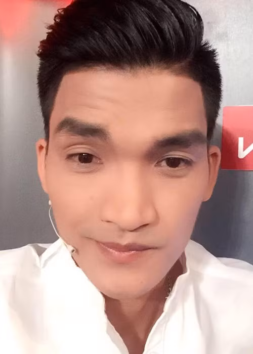 Sau khi trượt khoa diễn viên của Đại học Sân khấu Điện ảnh Hà Nội, Mạc Văn Khoa đỗ khoa đạo diễn của trường Cao đẳng nghệ thuật Nha Trang. Tốt nghiệp, anh vào TPHCM lập nghiệp. Ảnh: FBNV