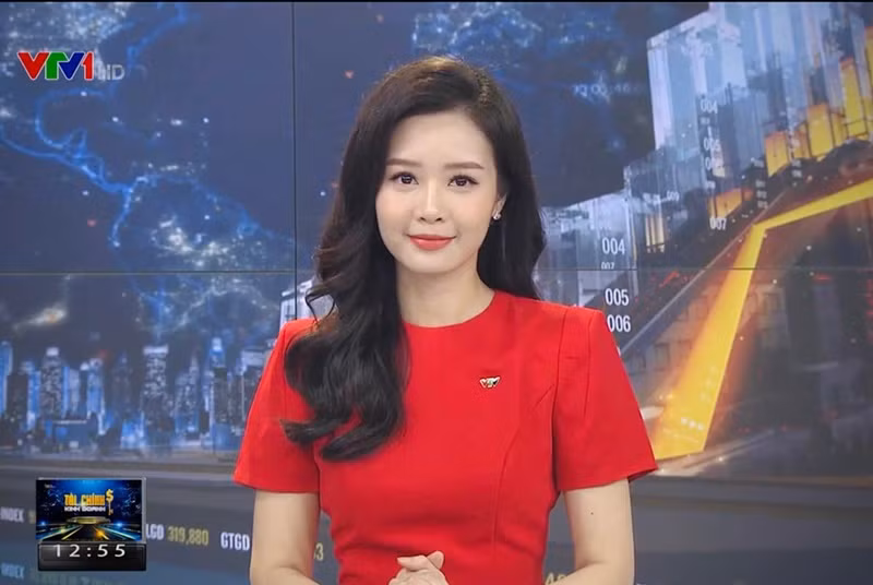 Minh Hằng làm việc tại VTV hơn 10 năm qua. Cô là một trong những MC của chương trình Bản tin tài chính kinh doanh của VTV24. Ảnh: FBNV