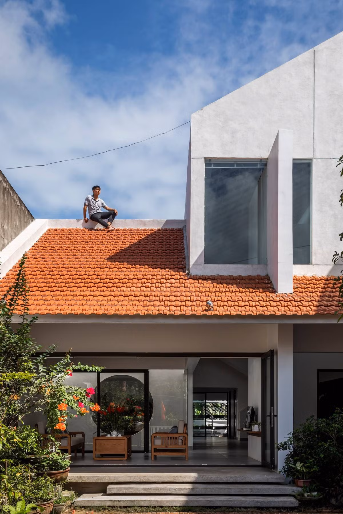 Cây xanh bố trí dọc hai bên nhà. Quảng Ngãi House có hàng hiên dài yên bình, có tác dụng che chắn nắng và như nối liền không gian bên trong và thế giới thiên nhiên bên ngoài. Khí hậu trong nhà nhờ hàng hiên sẽ được điều tiết để mang lại sự thoải mái, thư giãn.