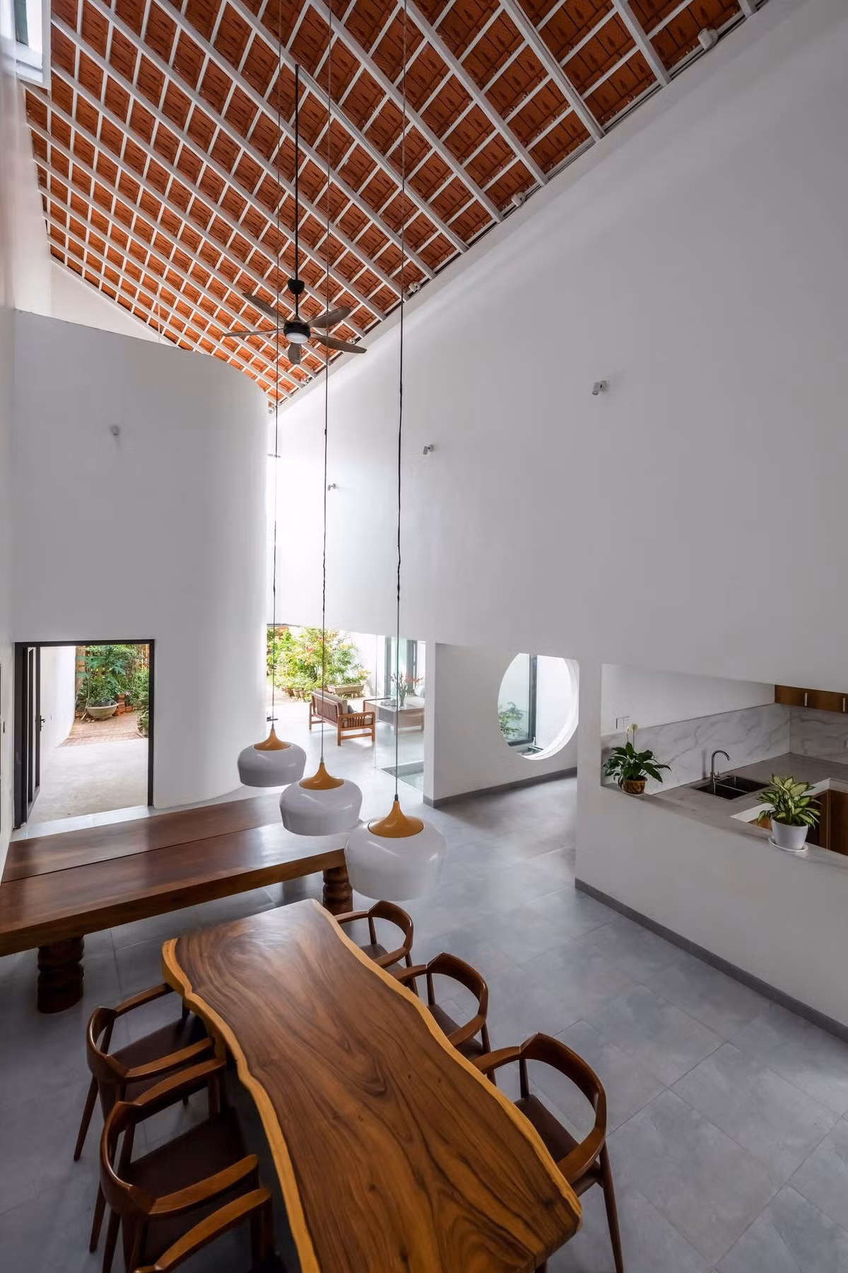Nội thất tối thiểu nhằm tăng tính linh hoạt trong việc sử dụng không gian. Bàn ghế ăn bằng gỗ me tây nguyên miếng hài hòa với chiếc phản cũ được tái sử dụng. Tất cả không gian sinh hoạt chính đều được bố trí ở tầng trệt, tạo sự thuận tiện trong sinh hoạt cho người cao tuổi.