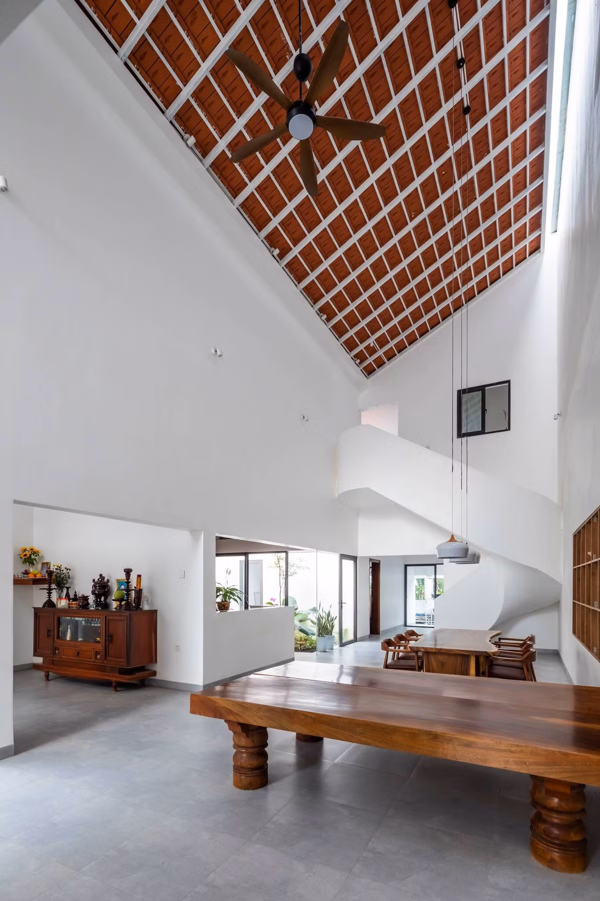 Quảng Ngãi House thể hiện nếp sống xưa qua cách bố trí nhà nhưng phù hợp với lối sống hiện đại. Gian thờ được bố trí ở vị trí trung tâm, giống như những ngôi nhà truyền thống. Từ đây, các thành viên trong gia đình có thể dễ dàng kết nối với tất cả các không gian sinh hoạt chung ở tầng 1 như phòng khách, bếp - ăn.