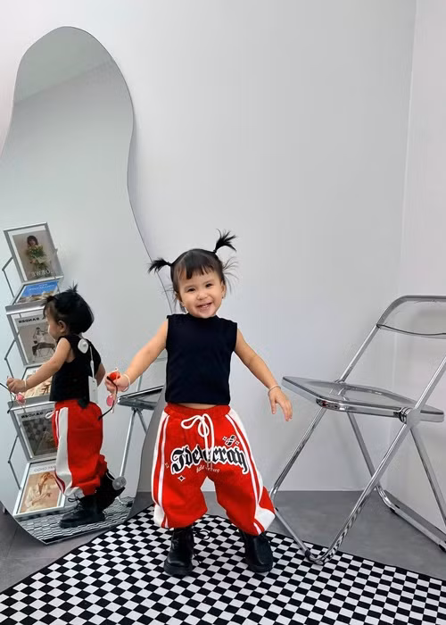 Khi con gái bướng bỉnh, ăn vạ, Thiên An có cách xử lý khéo léo.