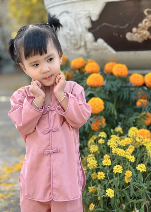 Con gái của Thiên An khiến fan mê tít còn bởi những biểu cảm đáng yêu.