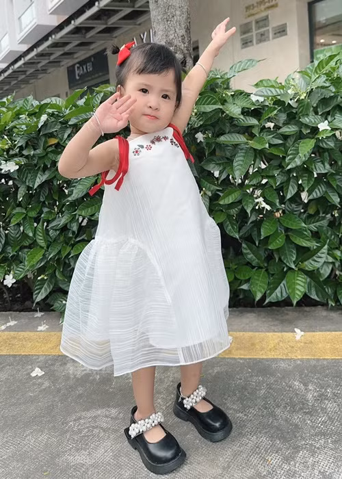 Con gái của Jack xinh xắn như cô công chúa nhỏ.