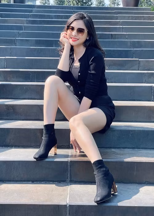 Ngoài đời, BTV Khánh Ly có gu thời trang trẻ trung, gợi cảm.