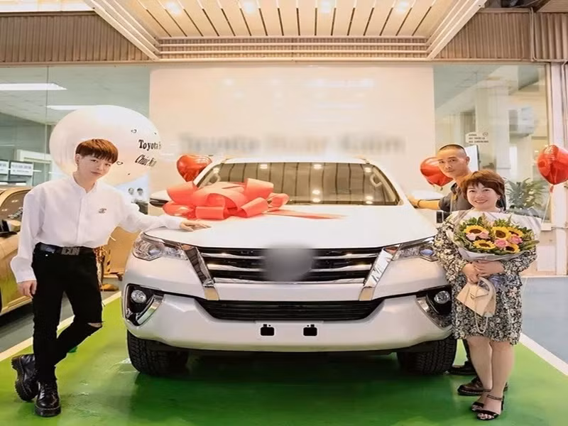 Đức Phúc tặng bố mẹ nhà, xe hơi hơn 1 tỷ sau khi nổi tiếng. Ảnh: Zing