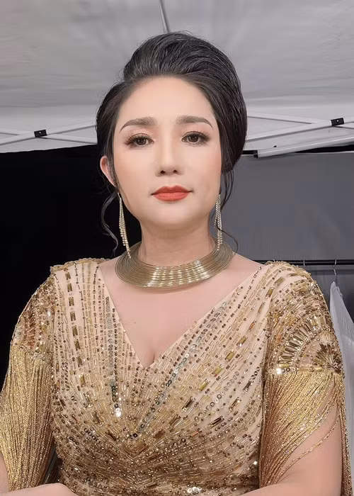 Cát Tường còn cho biết, vì quá thẳng tính và vô tư nên đôi lúc có thể cô đã làm Quyền Linh buồn. “Nếu mà anh Linh có xem được thi anh Linh cũng bỏ qua cho đứa em này đi. Đối với tôi đó là những tình cảm rất quý giá và anh Linh hiểu rằng lúc nào trong lòng tôi anh luôn là một người anh đáng kính. Tôi luôn biết ơn anh”, cô chia sẻ. Ảnh: FBNV