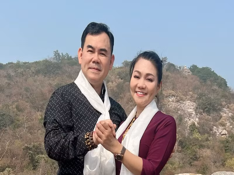 Khi yêu Đông Nguyễn nhưng lo người ở Việt Nam, người ở Mỹ, nghệ sĩ cải lương Ngọc Huyền bối rối, không biết giải quyết thế nào. Tuy nhiên, Kim Tử Long khuyến khích Ngọc Huyền bởi thấy cô chắc chắn sẽ được hạnh phúc bên con trai của danh ca cải lương Thanh Tuyền.