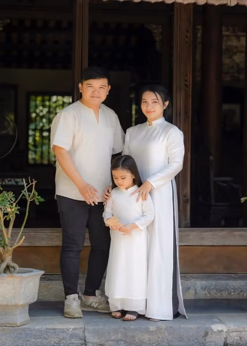 Vợ chồng nam đạo diễn hiện tại có một cô con gái sinh năm 2017. Ảnh: VOV