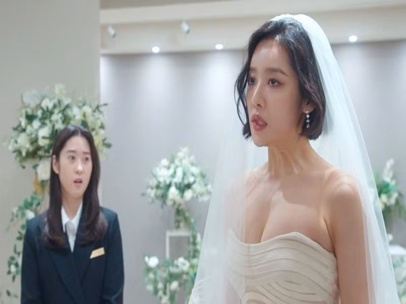 Trong phần 1, nữ diễn viên này cũng có không ít khoảnh khắc gợi cảm khi đóng vai cô tiếp viên hàng không Choi Hye Jeong. Ảnh: Người đưa tin