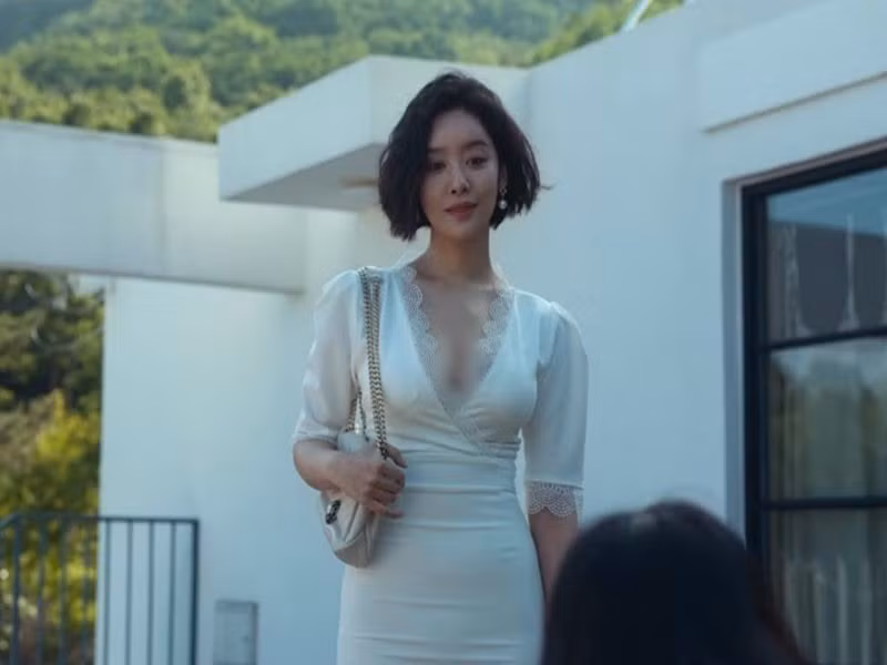 Cha Joo Young diện váy bó sát hở ngực sâu trong phần 1. Ảnh: Tiền Phong