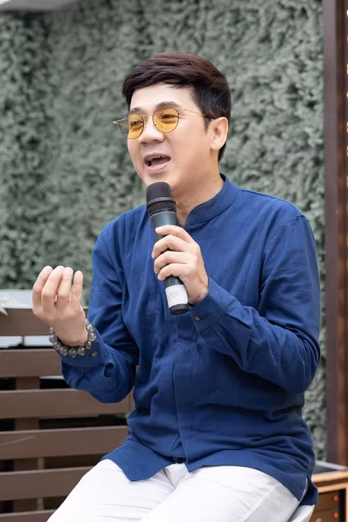 ...Bởi vì đã chấp nhận đã xem đó là cái nghề, làm có tiền mà, anh đâu có làm không công? Ký hợp đồng mấy trăm triệu chứ bộ? Hy sinh là chuyện bắt buộc, và đừng kể khổ với khán giả. Điều đó chỉ làm cho mọi thứ mắc cười thôi", Thành Lộc nói. Ảnh: Người lao động