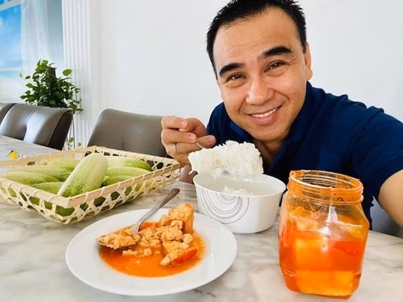 MC Quyền Linh ăn sáng đạm bạc, dân dã như cơm nguội, chao, dưa leo, khoai, sắn. Ảnh: Vietnamnet