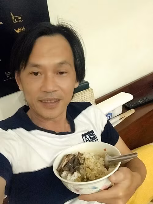 Hoài Linh thích ăn các loại mắm như mắm mực, tôm, tép, cá khô, ba khía. Nam nghệ sĩ hài chia sẻ, anh chỉ cần một con cá khô với tô cơm là xong bữa. Ảnh: Dân Việt
