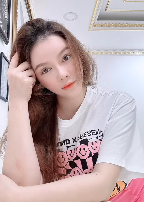 Trong cuộc phỏng vấn mới đây với Vietnamnet, Lý Nhã Kỳ cho biết, buổi sáng cô thường ăn uống đơn giản, gọn nhẹ như bắp luộc, xôi, bánh mì, khoai lang…Vừa ăn sáng, người đẹp vừa nghe thư ký và trợ lý thông báo thời gian biểu, lịch trình của hôm đó. Ảnh: FBNV
