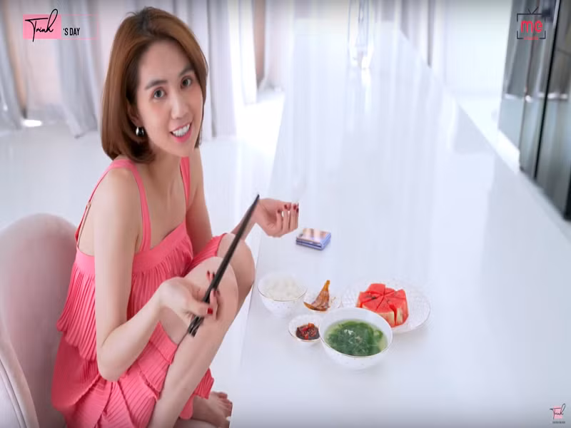 Không chỉ Lý Nhã Kỳ ăn uống đơn giản, Ngọc Trinh cũng có thói quen ăn uống không cầu kỳ. Chân dài thích các món ăn như cá khô chiên, thịt chuột và dưa hấu. Ảnh: FBNV