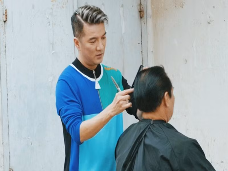 Sau những giờ miệt mài ở tiệm cắt tóc, Đàm Vĩnh Hưng mong muốn được hát trên sân khấu. Bởi vậy, anh đi học hát trong 2 năm. Ảnh: Người đưa tin