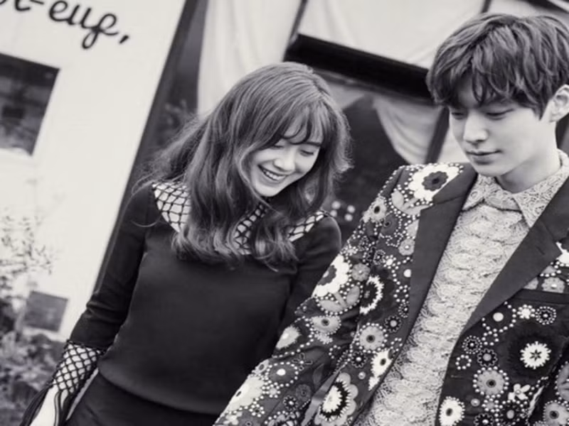 Ahn Jae Hyun- Goo Hye Sun cũng là cặp sao Hàn yêu nhau mãnh liệt. Ahn Jae Hyun từng thức trắng đêm hoàn thành món trang sức tặng vợ, không ngại nấu ăn vì vợ vụng về việc bếp núc, từng leo lên đỉnh núi cao vút giữa trời mưa gió chỉ để hét lên "Goo Hye Sun, Anh yêu em!". Ảnh: VTV