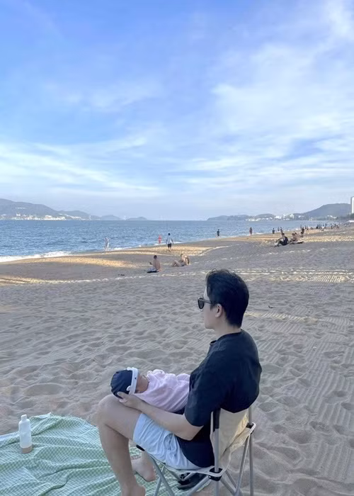 Nam nhạc sĩ đưa con gái đi biển. Ảnh: Em đẹp