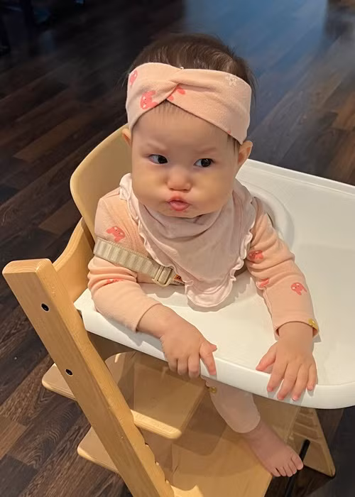 Cư dân mạng dành nhiều lời khen ngợi cho bé Pamela: "Pamela quá cưng duyên khủng khiếp", "má nặng trĩu đáng yêu quá", "càng lớn càng xinh giống mẹ", "hãy ngưng đáng yêu đi".