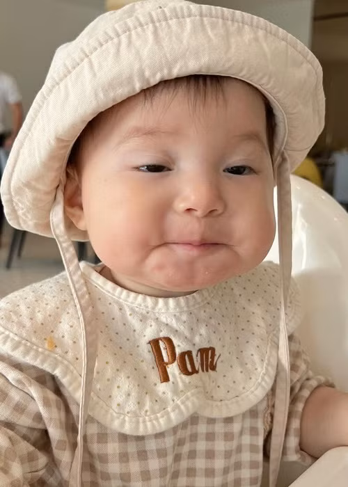 Bé Pamela có biệt danh "em bé mặt vuông".