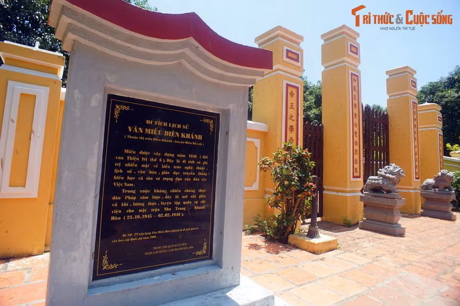 2. Tọa lạc ở khóm Phú Lộc Tây thuộc thị trấn Diên Khánh, Văn miếu Diên Khánh được xây dựng năm 1846 (đời vua Thiệu Trị), là di tích có giá trị nhiều mặt về kiến trúc nghệ thuật, lịch sử, văn hóa, giáo dục truyền thống hiếu học và tôn sư trọng đạo của dân tộc Việt Nam.