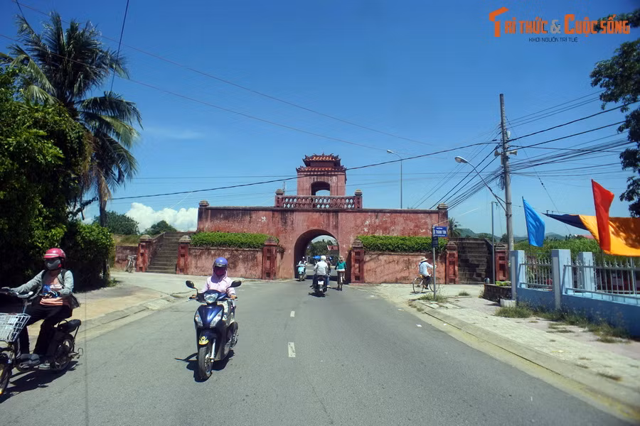 1. Bao quanh khu vực trung tâm hành chính của thị trấn Diên Khánh, thành cổ Diên Khánh được coi là tòa thành nguyên vẹn nhất của nhà Nguyễn bên ngoài Cố đô Huế còn được gìn giữ đến nay.