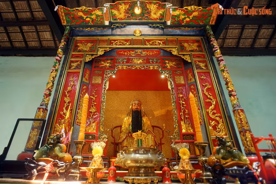 Chính điện của miếu là nơi thờ ngài Quan Thánh / Quan Công, tên thật là Quan Vân Trường sống vào đời nhà Hán – Trung Quốc. Hàng năm miếu tổ chức cúng vào hai dịp lớn nhất là ngày 13/1 Âm lịch và ngày 13/5 Âm lịch, thu hút đông đảo khách thập phương về tham dự...