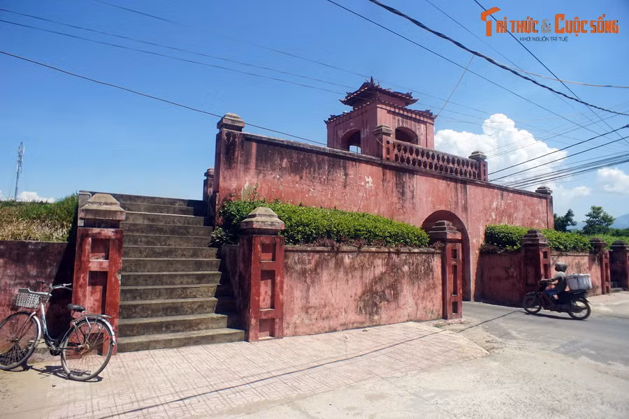 Khi xây dựng xong, thành có 6 cửa, hiện nay chỉ còn lại 4 cửa: Đông, Tây, Tiền (Nam), Hậu (Bắc). Phía trên các cổng thành xây lầu tứ giác. Không chỉ là công trình quân sự, thành cổ Diên Khánh còn là cơ quan hành chính của phủ Diên Khánh thời nhà Nguyễn.
