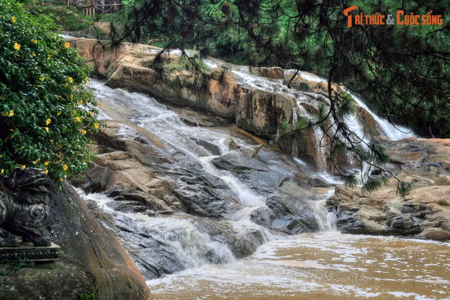 Vẻ đẹp của dòng thác này được tạo thành từ những luồng nước tung bọt trắng xóa chảy qua các phiến đá lớn nhỏ nhấp nhô. Phần thác chính có chiều cao khoảng 10 mét.