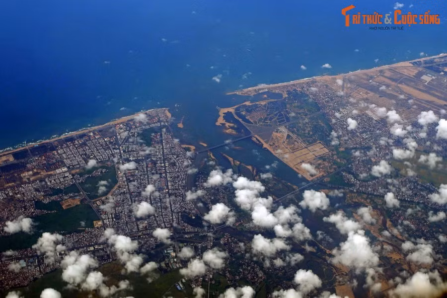 Thành phố Tuy Hòa với những khu đô thị sầm uất ở bờ phía Bắc sông Ba. Dòng sông này đổ ra biển qua cửa Đà Diễn.