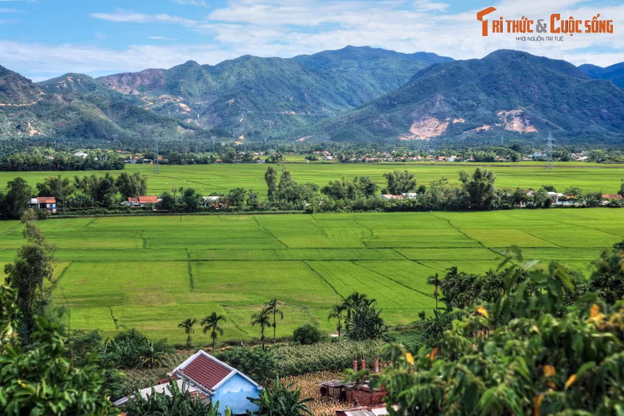 Núi non, đồng lúa và xóm làng ở huyện Duy Xuyên nhìn từ nhà thờ Đức Mẹ Trà Kiệu, công trình tọa lạc trên quả đồi cao 60 mét ở xã Duy Sơn.