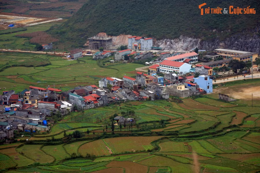 Có nhiều dãy phố chạy giữa những thửa ruộng bậc thang uốn luợn, một cảnh tượng "hiếm có khó tìm" ở Việt Nam.