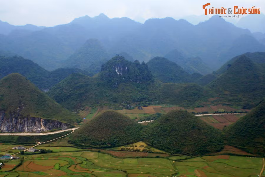 Đây là hai quả núi nhỏ nằm liền hề nhau, có hình dáng như đôi gò bồng đảo tràn đầy nhựa sống của một người phụ nữ. Nơi đây gắn với một truyền thuyết được kể lại ở Hà Giang qua rất nhiều thế hệ.