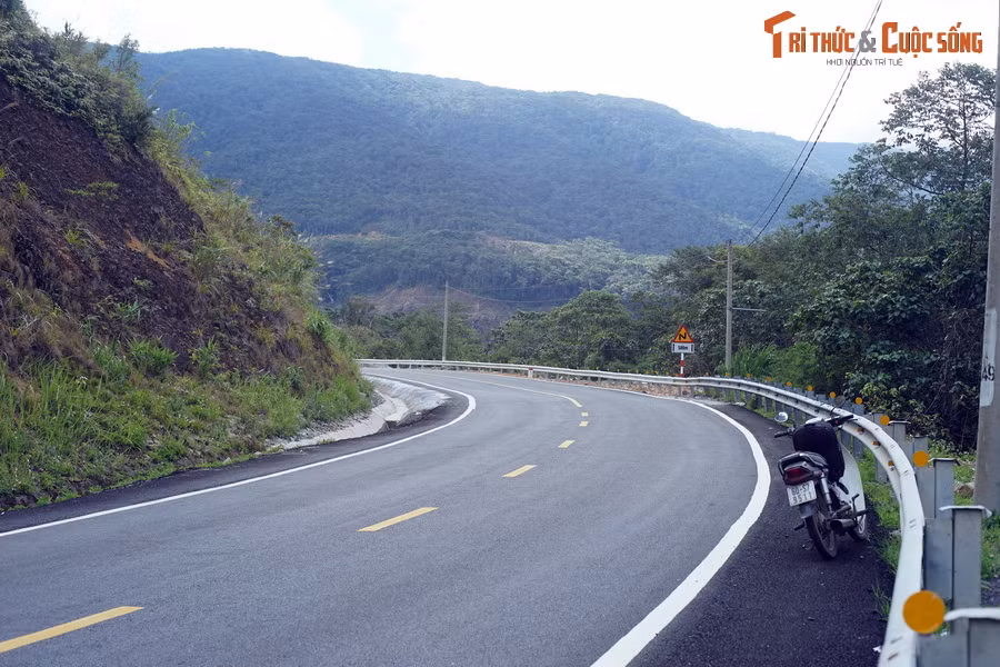 Nằm trên Quốc lộ 27 ở địa phận huyện Khánh Vĩnh, đèo Khánh Lê là cung đường đèo núi dài và hiểm trở nhất tỉnh Khánh Hòa.