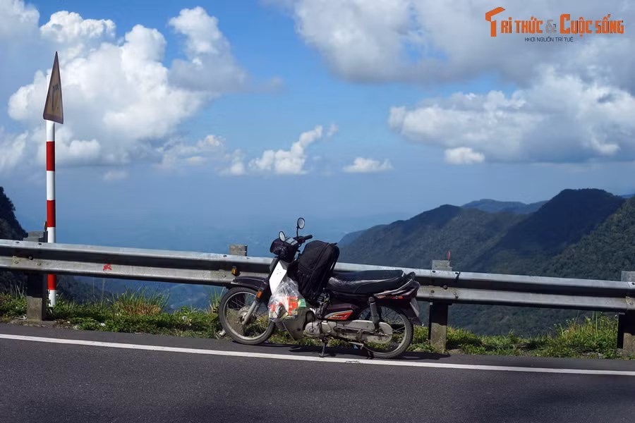 Được khởi công vào 2004 và thông xe vào cuối năm 2006, con đèo có tuổi đời khá “trẻ” này đã giúp rút ngắn gần 80 km đường đi từ Nha Trang đến Đà Lạt.
