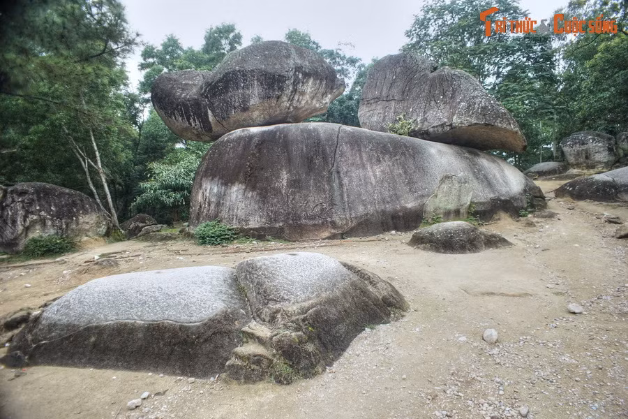 Tuy nhiên, khi Thiên Lôi tới nơi hai người sinh sống thì chỉ thấy một bãi đá. Với tình yêu chung thuỷ, đôi vợ chồng trẻ đã biến thành đá để được vĩnh viễn bên nhau. Hòn đá lớn là người chồng, hòn đá nhỏ hơn là người vợ...