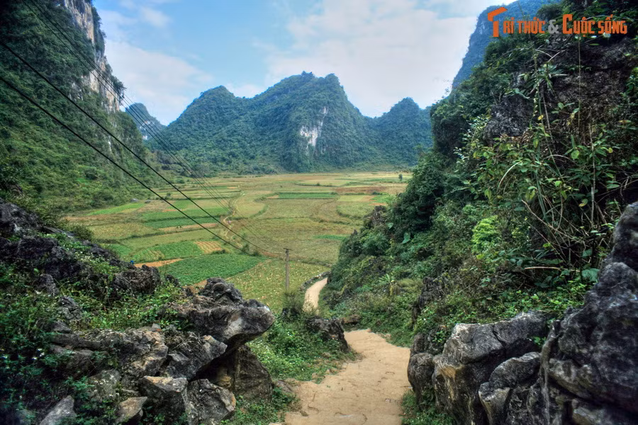 Phong cảnh núi non ở khu vực động Ngườm Ngao. Cả thác Bản Giốc và động Ngườm Ngao nằm trong một khu vực địa chất độc đáo, được gọi là Công viên địa chất Non nước Cao Bằng. UNESCO đã công nhận khu vực này là Công viên địa chất toàn cầu vào năm 2018.