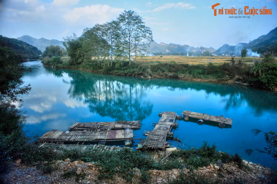 Một khúc sông Quây Sơn ở hạ nguồn thác Bản Giốc. Dòng sông thơ mộng này tạo nên một đường biên giới tự nhiên giữa Việt Nam và Trung Quốc ở địa phận tỉnh Cao Bằng, từ cột mốc 836 đến cột mốc 845.