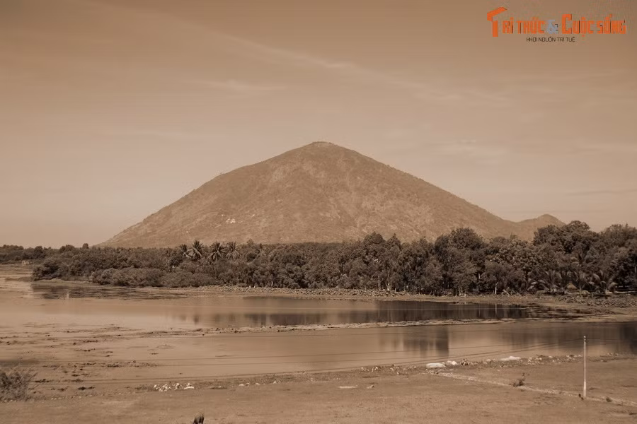 Khi chúa Nguyễn và quân lính bị lâm vào thế khó, không biết phải chạy đường nào, thì được người dân mách nước rằng nhìn về hướng núi cầu nguyện sẽ được Bà Lý Thị Thiên Hương cứu giúp. Và chúa Nguyễn đã làm theo.