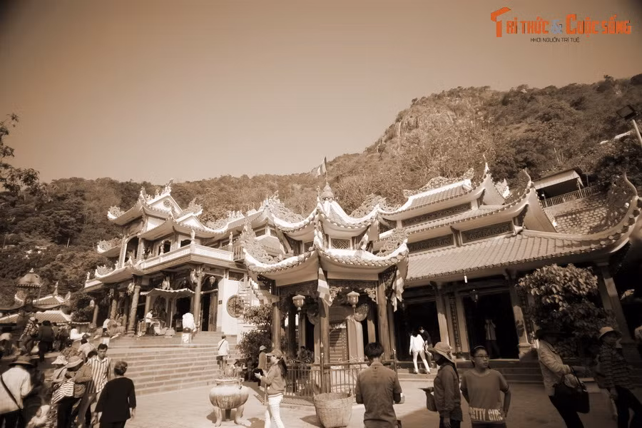 Sau khi lên ngôi, vua Gia Long nhớ lại chuyện năm xưa, bèn sắc phong cho bà Lý Thị Thiên Hương là Linh Sơn Thánh Mẫu chủ trì Linh Sơn Tiên Thạch Tự ngự ở núi Một, tức núi Bà Đen ngày nay...