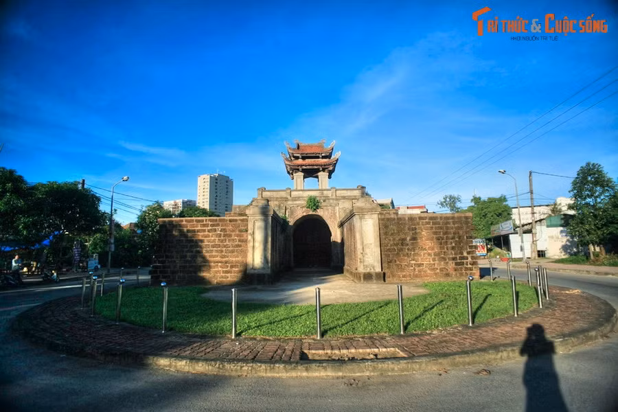  10. Thành cổ Vinh. Nằm trên địa bàn ba phường Cửa Nam, Đội Cung và Quang Trung của TP Vinh, thành cổ Vinh có tuổi đời 2 thế kỷ, là nơi ghi dấu nhiều biến động lịch sử của xứ Nghệ. Ngày nay tòa thành bề thế một thời chỉ còn lại 3 cổng thành và các hào nước bao quanh tường thành xưa.