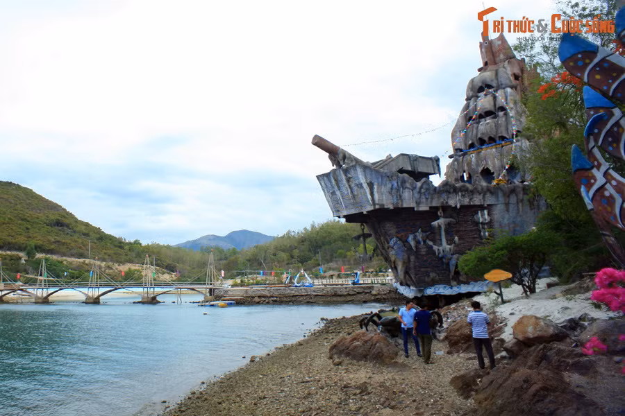 Địa điểm tham quan nổi bật trên đảo là thủy cung Trí Nguyên, nơi thế giới muôn màu của các loài sinh vật biển được đưa vào các hồ cá.