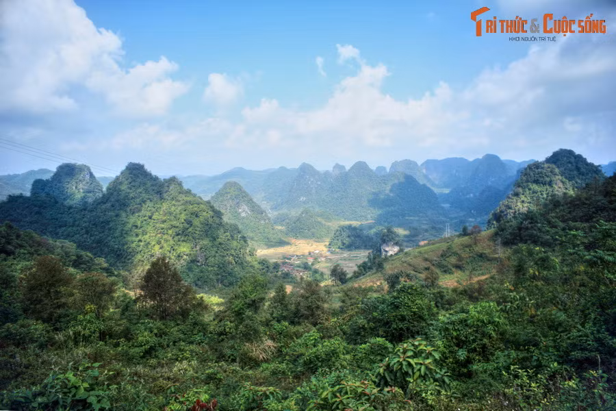 Nằm tại tỉnh địa đầu Cao Bằng, Công viên địa chất Non nước Cao Bằng được UNESCO công nhận là công viên địa chất toàn cầu vào năm 2018, trở thành Công viên địa chất toàn cầu thứ hai tại Việt Nam, sau Công viên địa chất Cao nguyên đá Đồng Văn tại Hà Giang. Ảnh: Những dãy núi trùng điệp tại huyện Quảng Hòa, Cao Bằng.