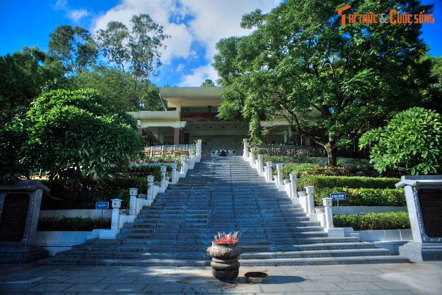 4. Núi Động Tranh (xã Nam Giang, huyện Nam Đàn) là nơi an nghỉ của thân mẫu Bác Hồ - cụ Hoàng Thị Loan (1868 - 1901). Mộ của người đã sinh ra Bác nằm ở lưng chừng núi, vị trí do ông Nguyễn Sinh Khiêm (anh ruột của Bác) chọn sau khi ông ra khỏi nhà tù thực dân, năm 1941.
