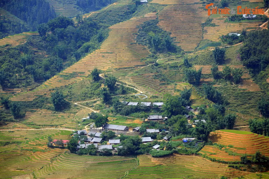  3. Lào Cai. Không kém cạnh Hà Giang và Cao Bằng, tỉnh Lào Cai là nơi có đỉnh Phansipan - nóc nhà Đông Dương, với chiều cao 3.143 so với mực nước biển. Thị xã Sa Pa của tình này được biết đến rộng rãi trên bản đồ du lịch quốc tế với phong cảnh miền núi hữu tình.