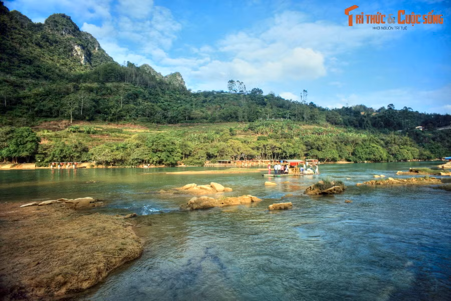 Dòng sông này bắt nguồn từ các khe suối tại huyện Tĩnh Tây của tỉnh Quảng Tây, Trung Quốc. Sông bắt đầu chảy vào lãnh thổ Việt Nam tại xã Ngọc Côn của huyện Trùng Khánh, tỉnh Cao Bằng.
